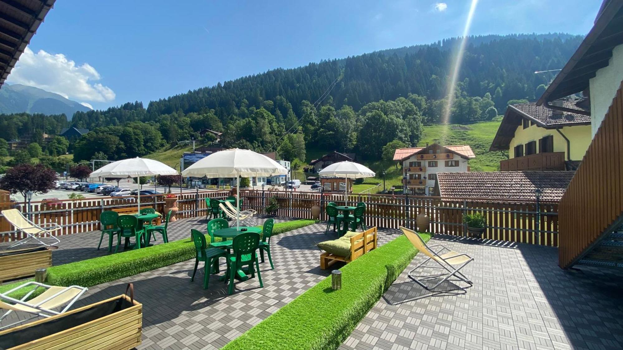 Casteluce Hotel Funivie Pinzolo Exterior foto