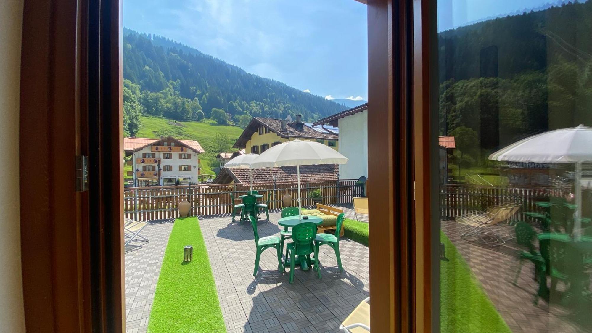 Casteluce Hotel Funivie Pinzolo Exterior foto
